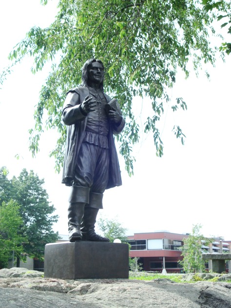 تمثال روجر ويليامز أمام الجامعة التي تحمل إسمه في رود أيلاند
